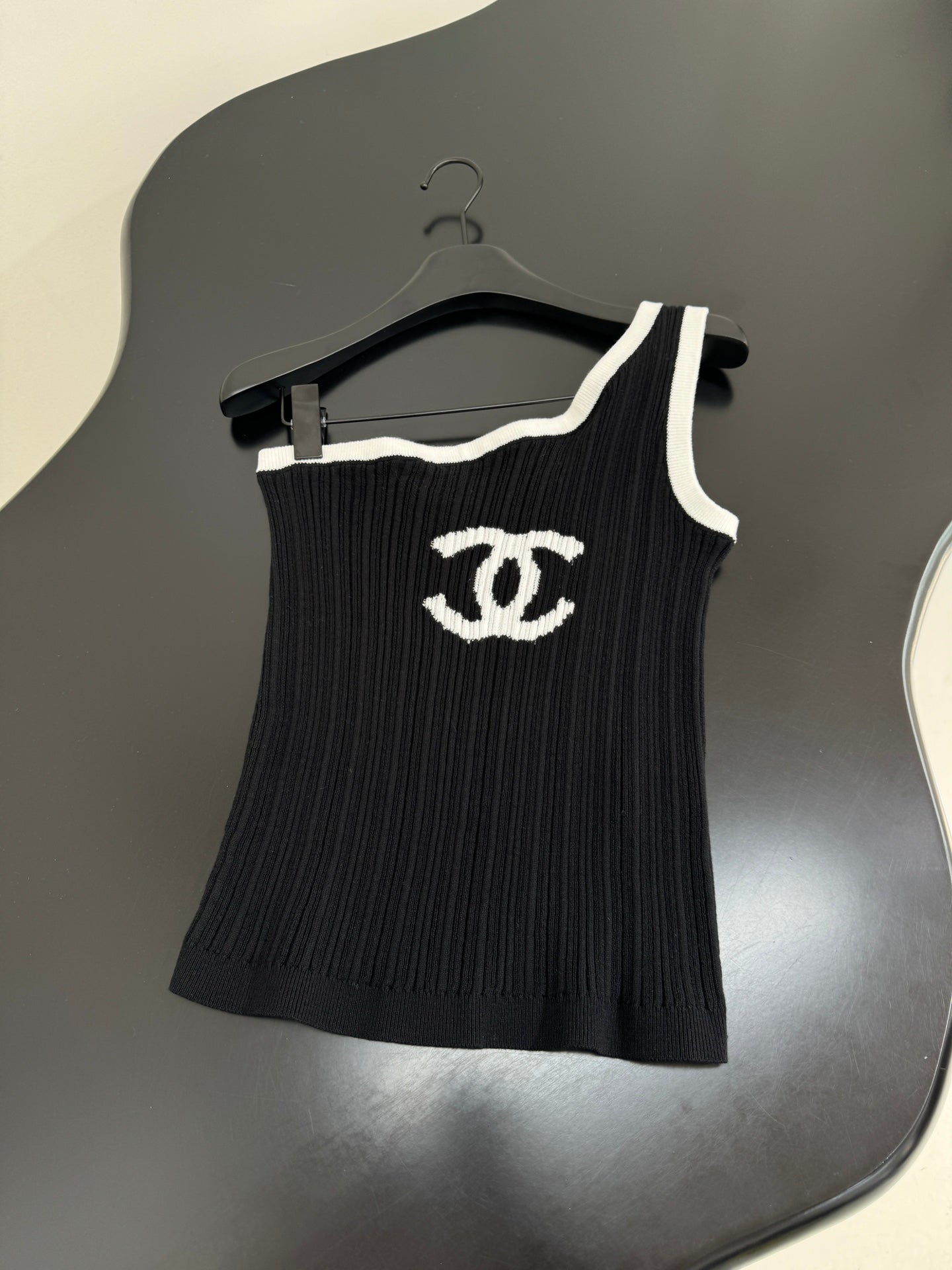 25 New Off-shoulder Knitted Vest