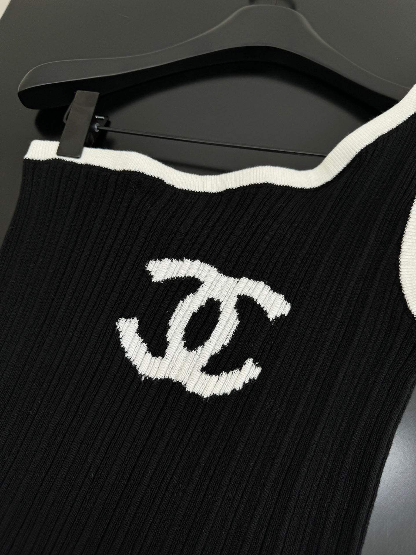 25 New Off-shoulder Knitted Vest