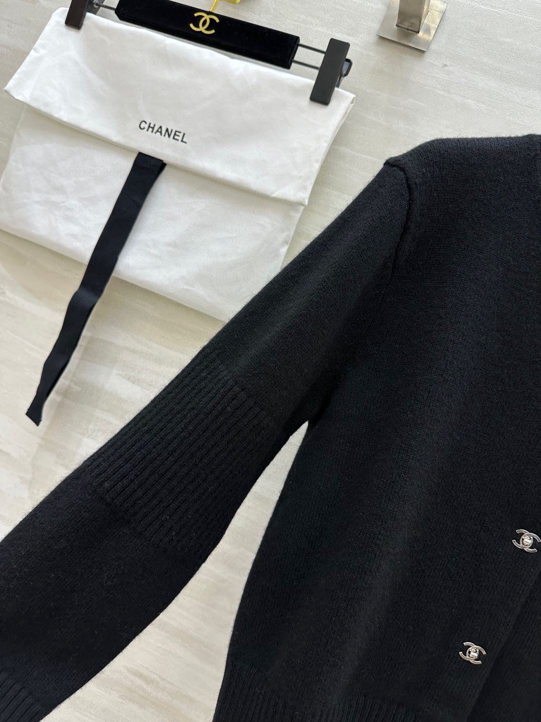 25 Backpack buckle cashmere cardigan + skirt