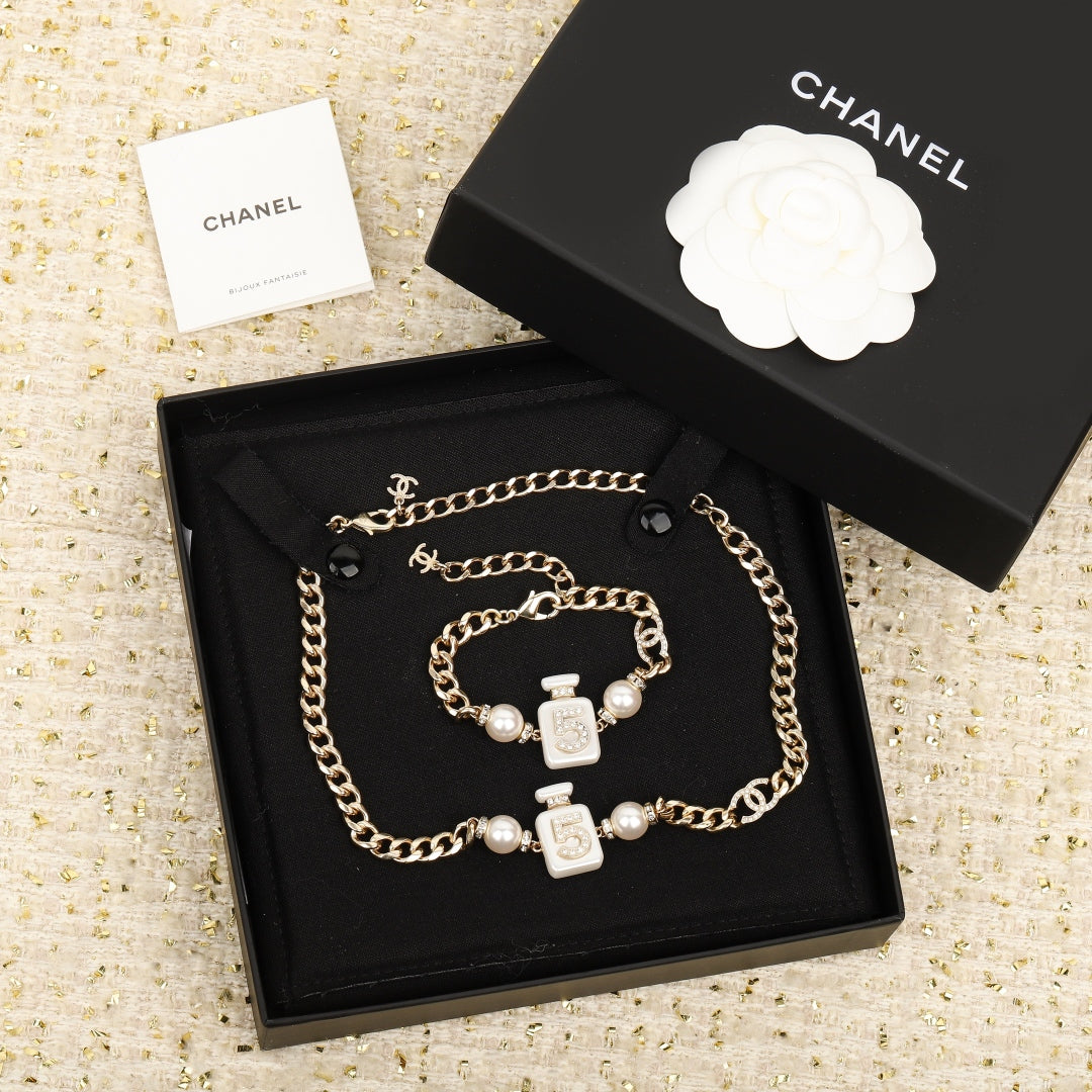 Classic perfume bottle necklace choker