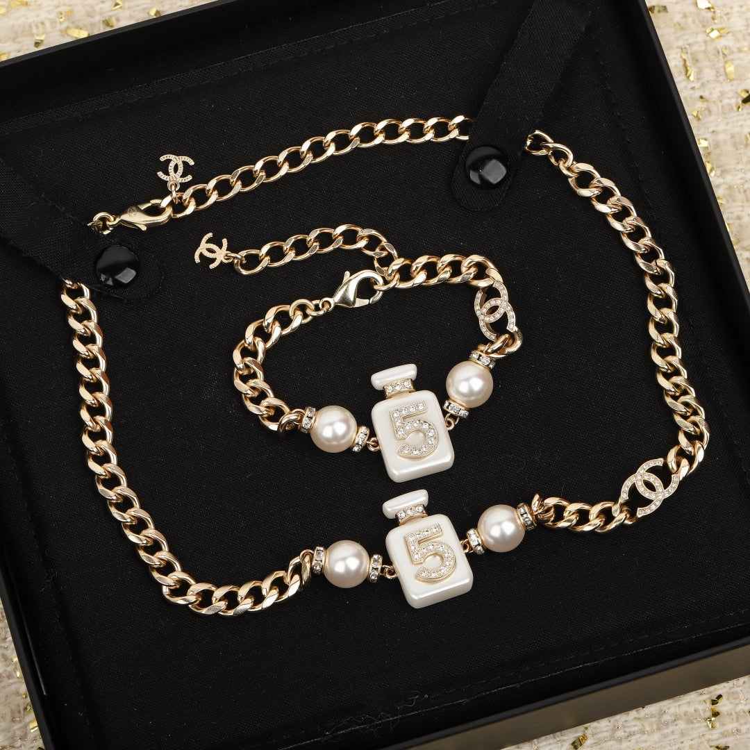 Classic perfume bottle necklace choker