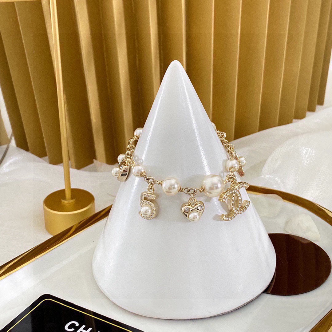 Classic multi-element pearl bracelet