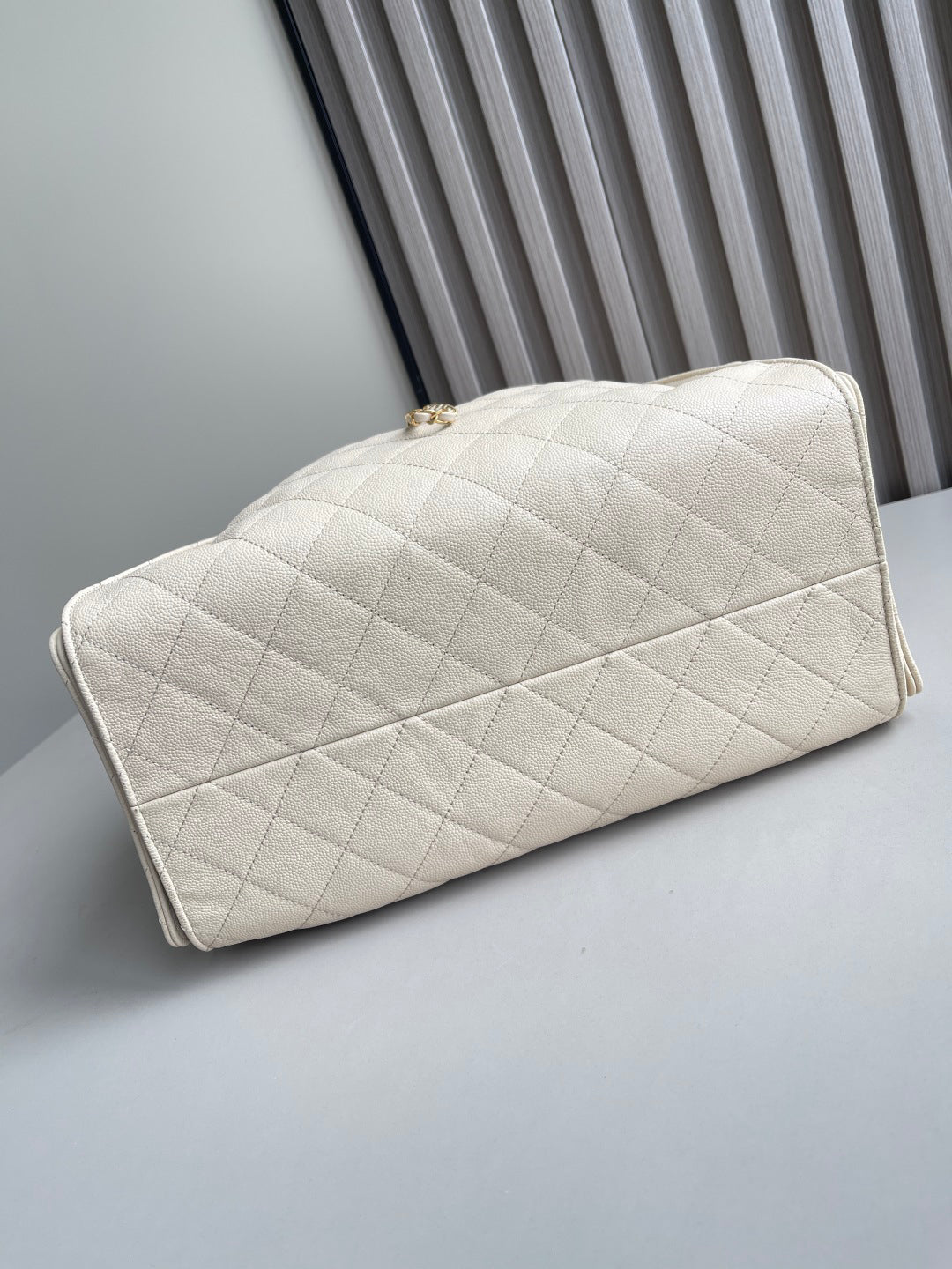 Drawstring bucket bag (beige)