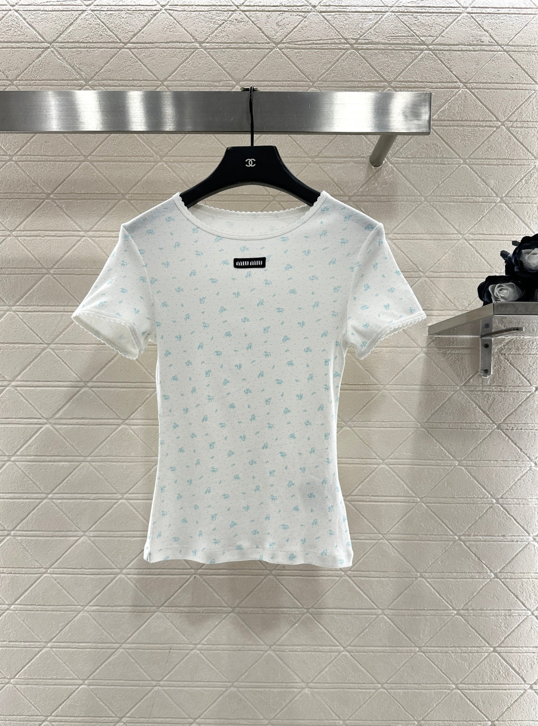 Round neck floral short sleeved shirt