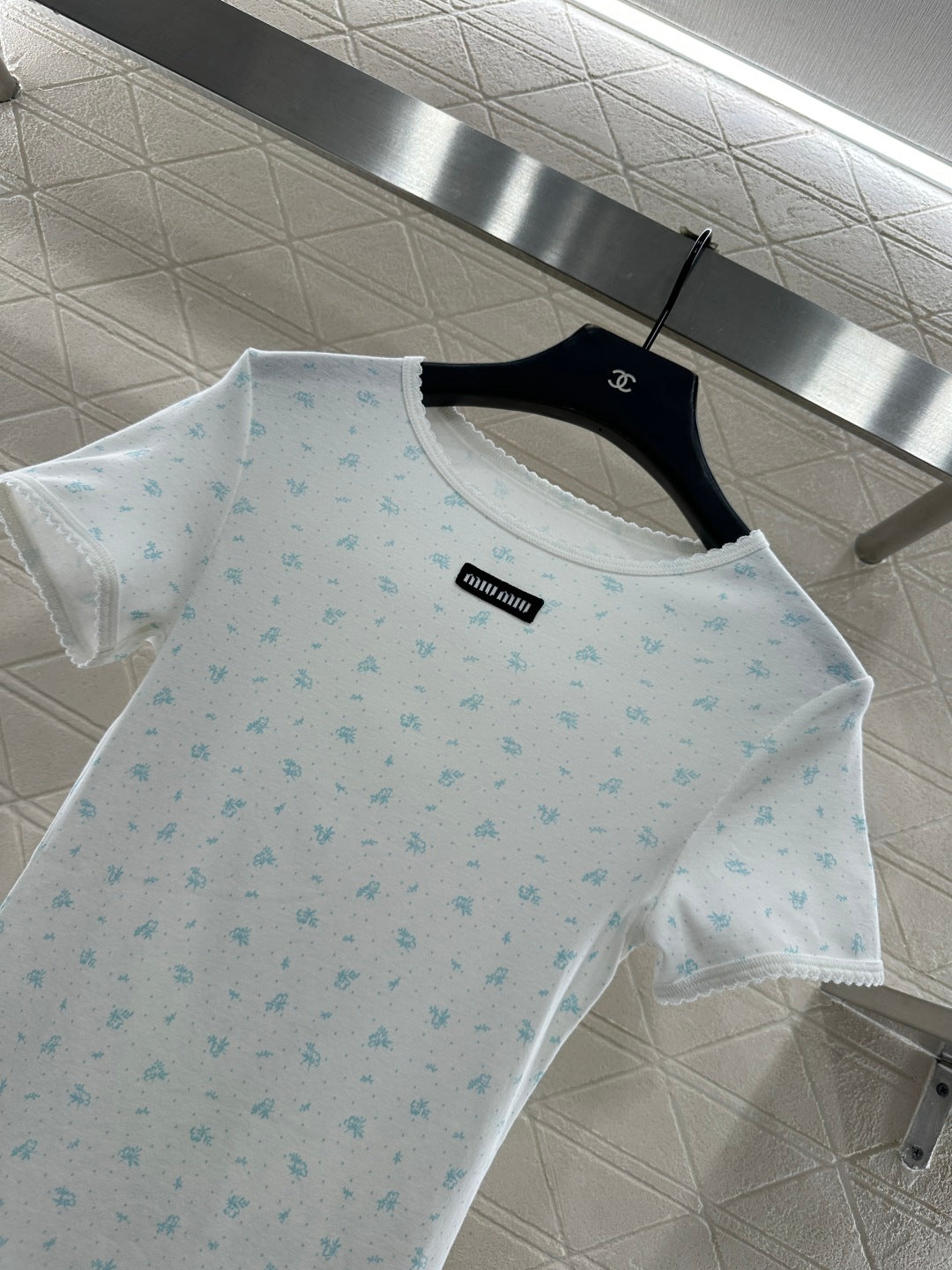 Round neck floral short sleeved shirt