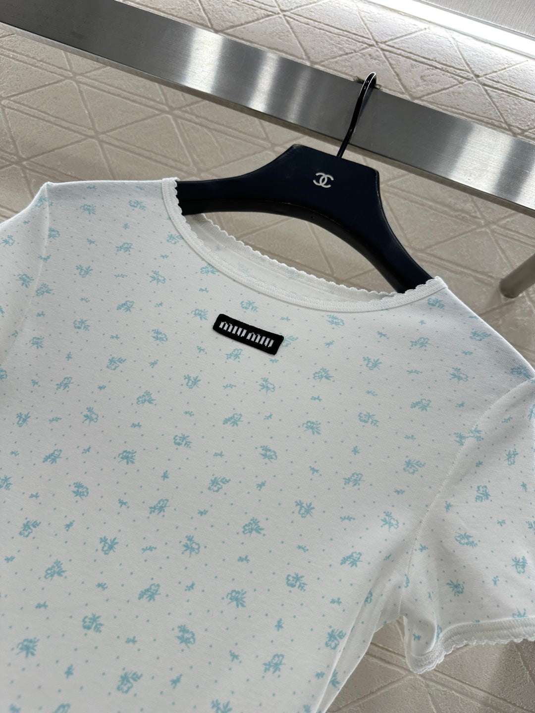 Round neck floral short sleeved shirt