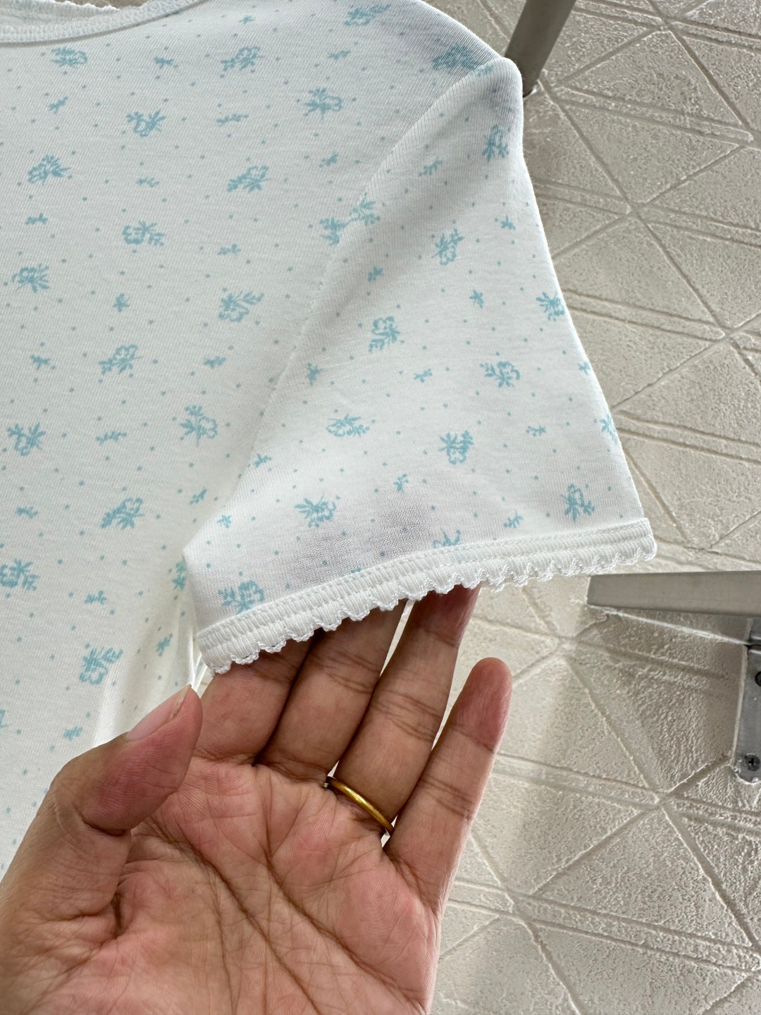 Round neck floral short sleeved shirt