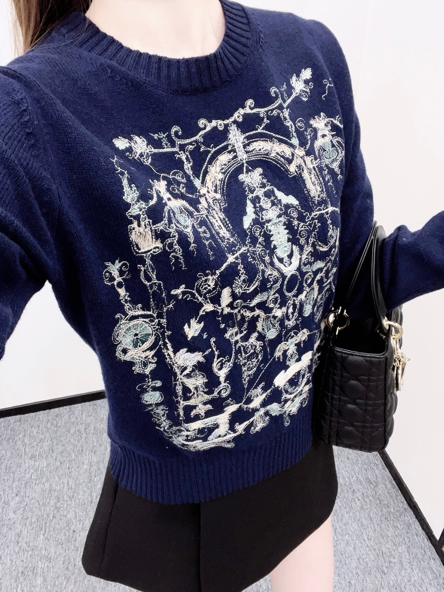 Embroidered knitted pullover sweater