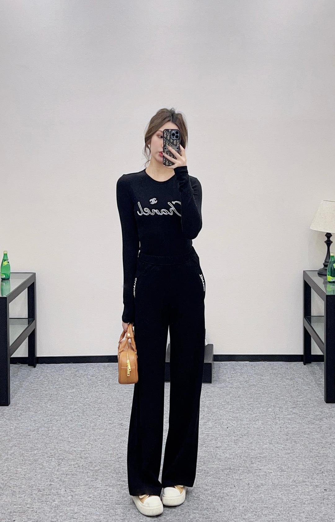 Suede round neck nail bead long sleeved shirt