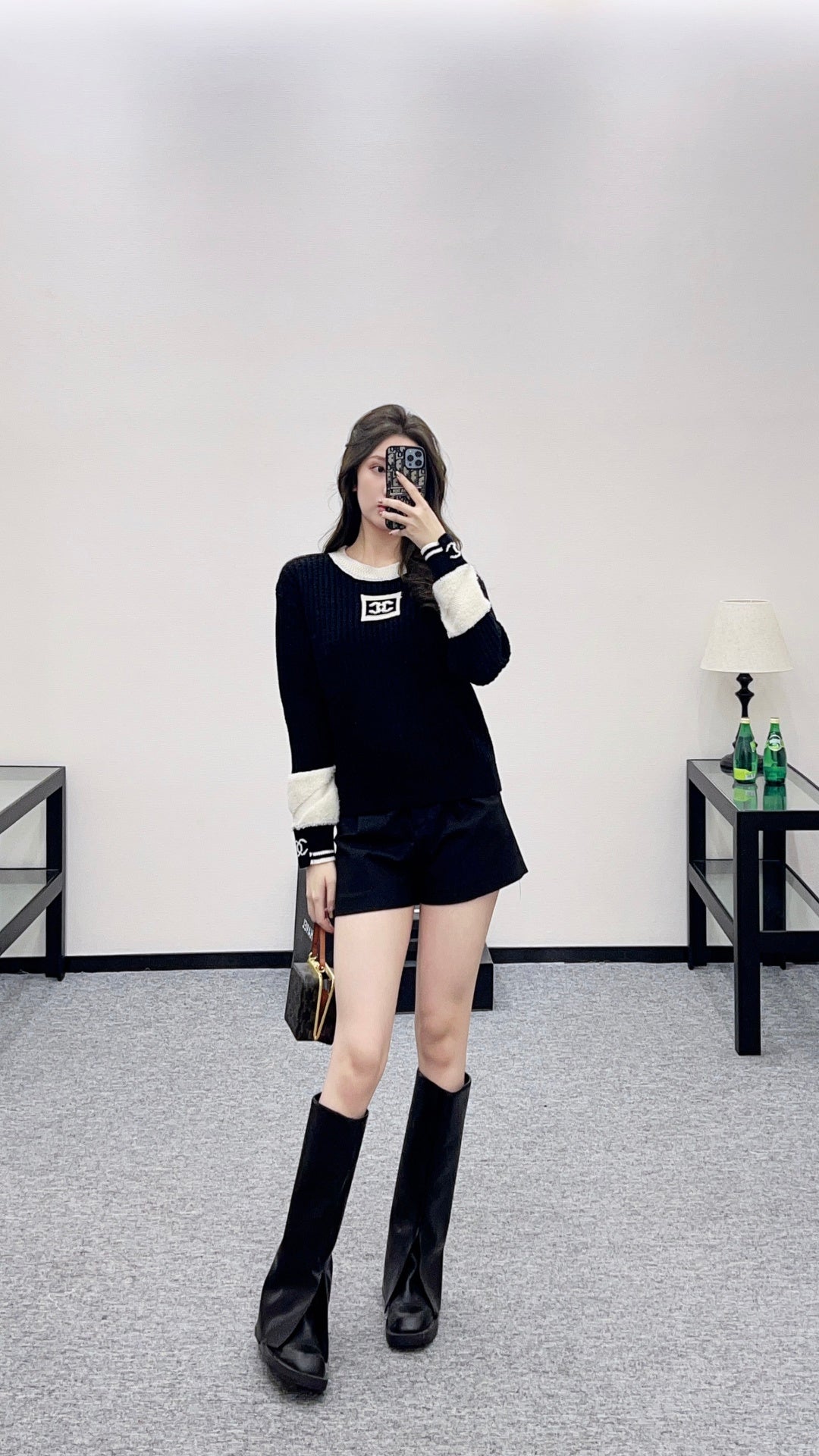 Pullover black and white sweater