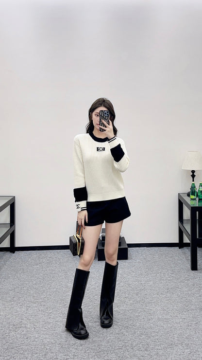 Pullover black and white sweater