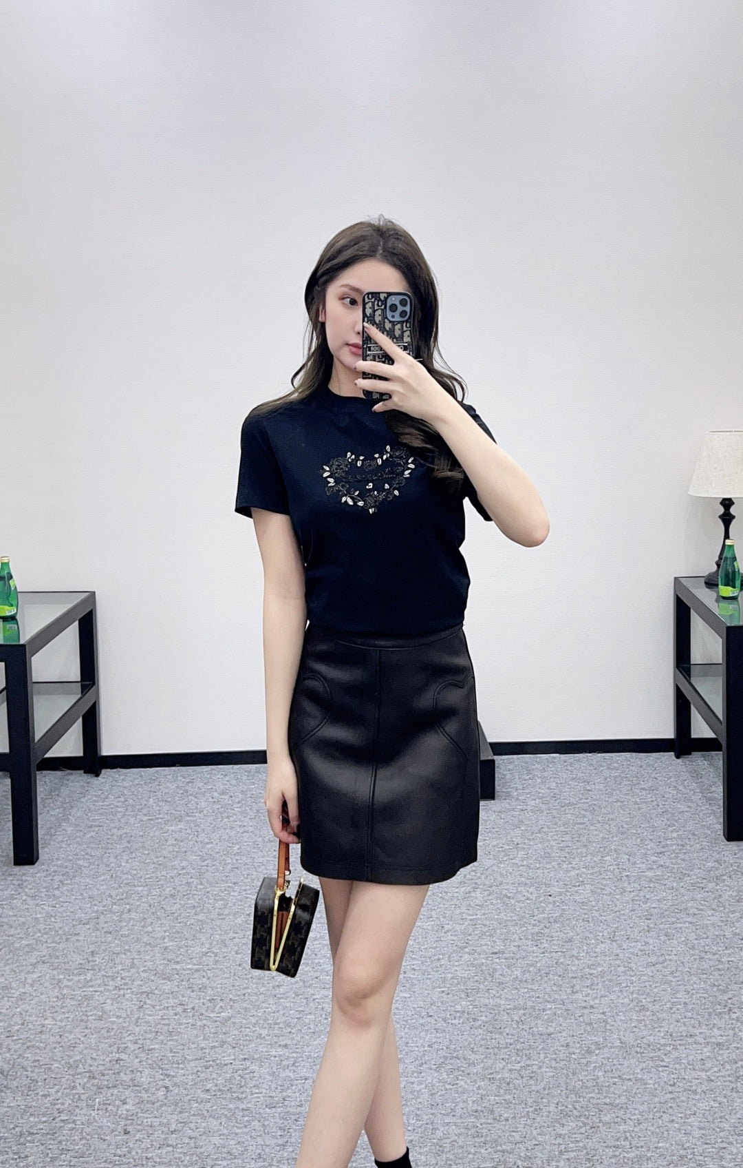 Round neck embroidered beaded logo 𝑇𝑒𝑒