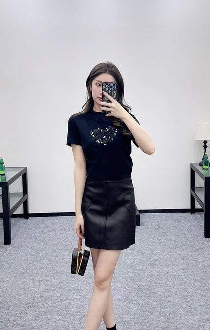 Round neck embroidered beaded logo 𝑇𝑒𝑒