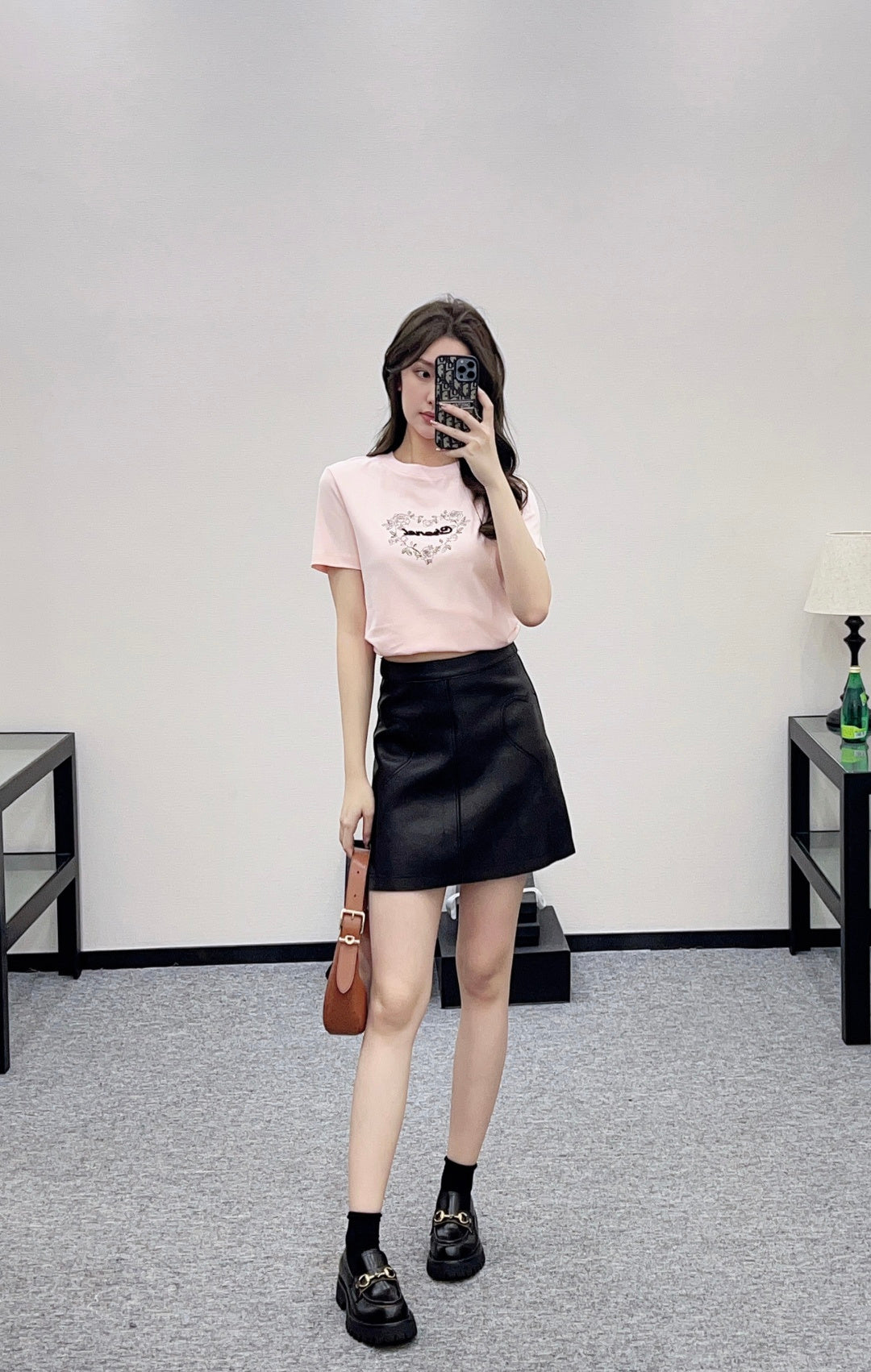 Round neck embroidered beaded logo 𝑇𝑒𝑒