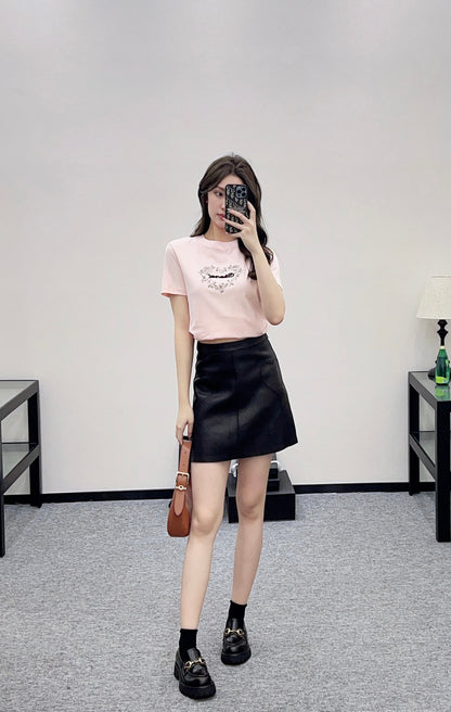 Round neck embroidered beaded logo 𝑇𝑒𝑒