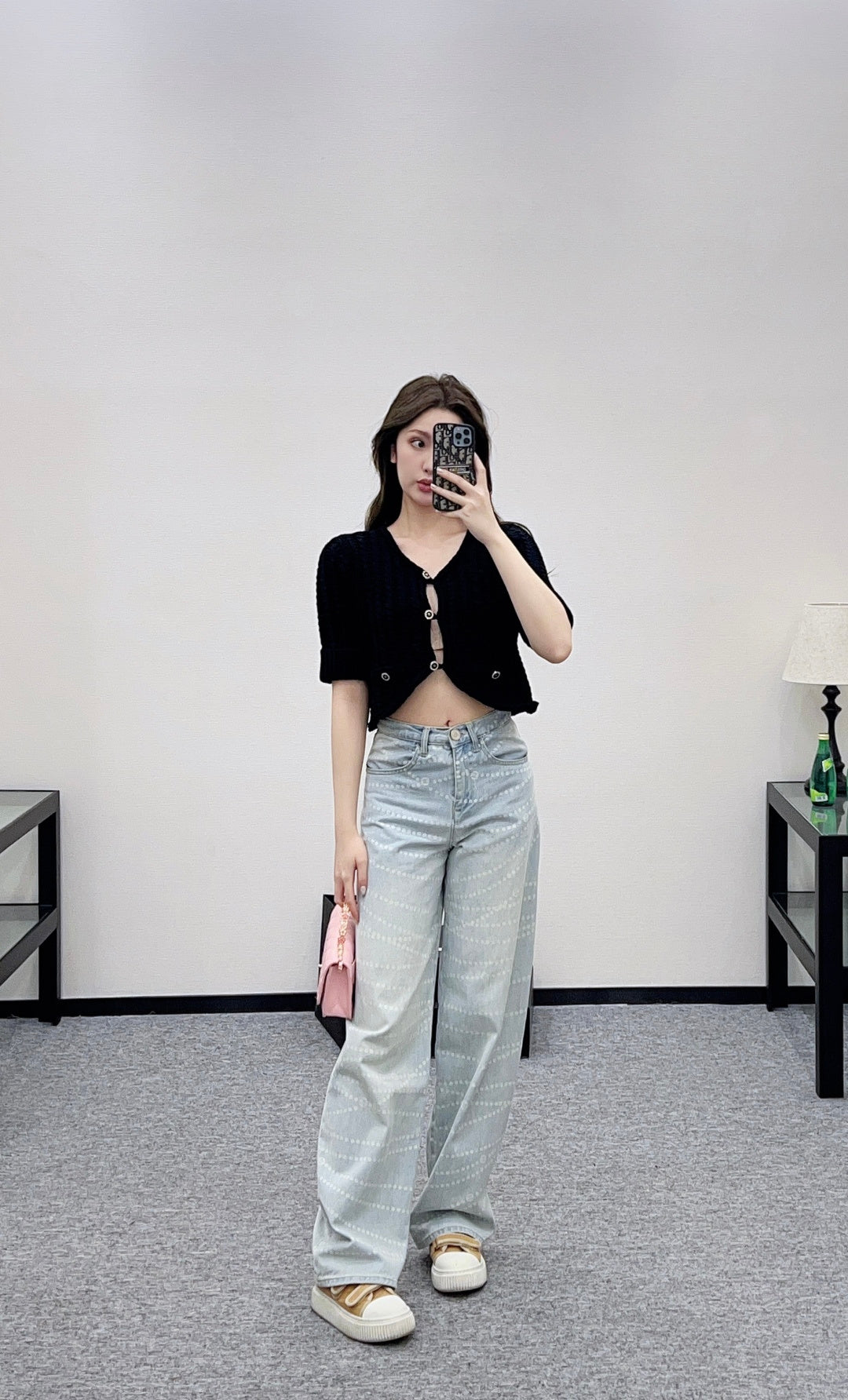 Short knitted short sleeved cardigan