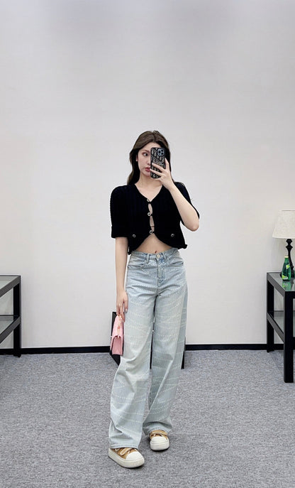 Short knitted short sleeved cardigan