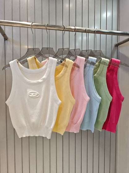 Knitted vest with 3D printed logo