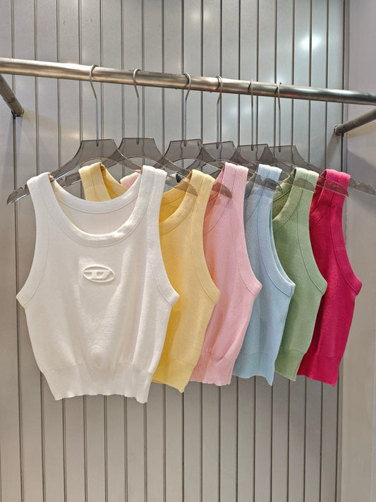 Knitted vest with 3D printed logo