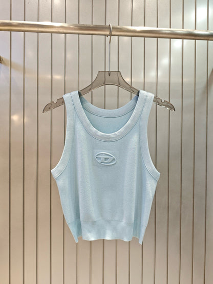 Knitted vest with 3D printed logo