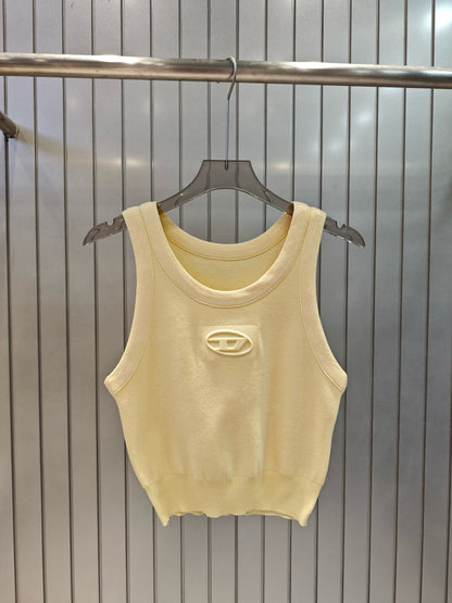 Knitted vest with 3D printed logo