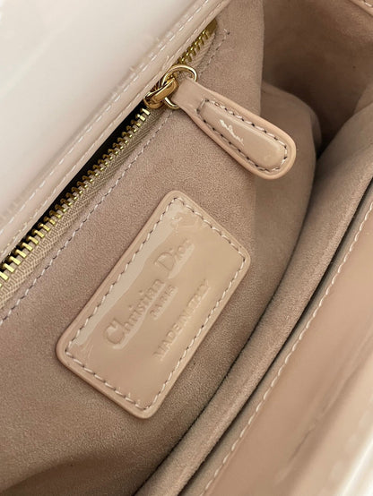 25 Lady four-compartment patent leather bag