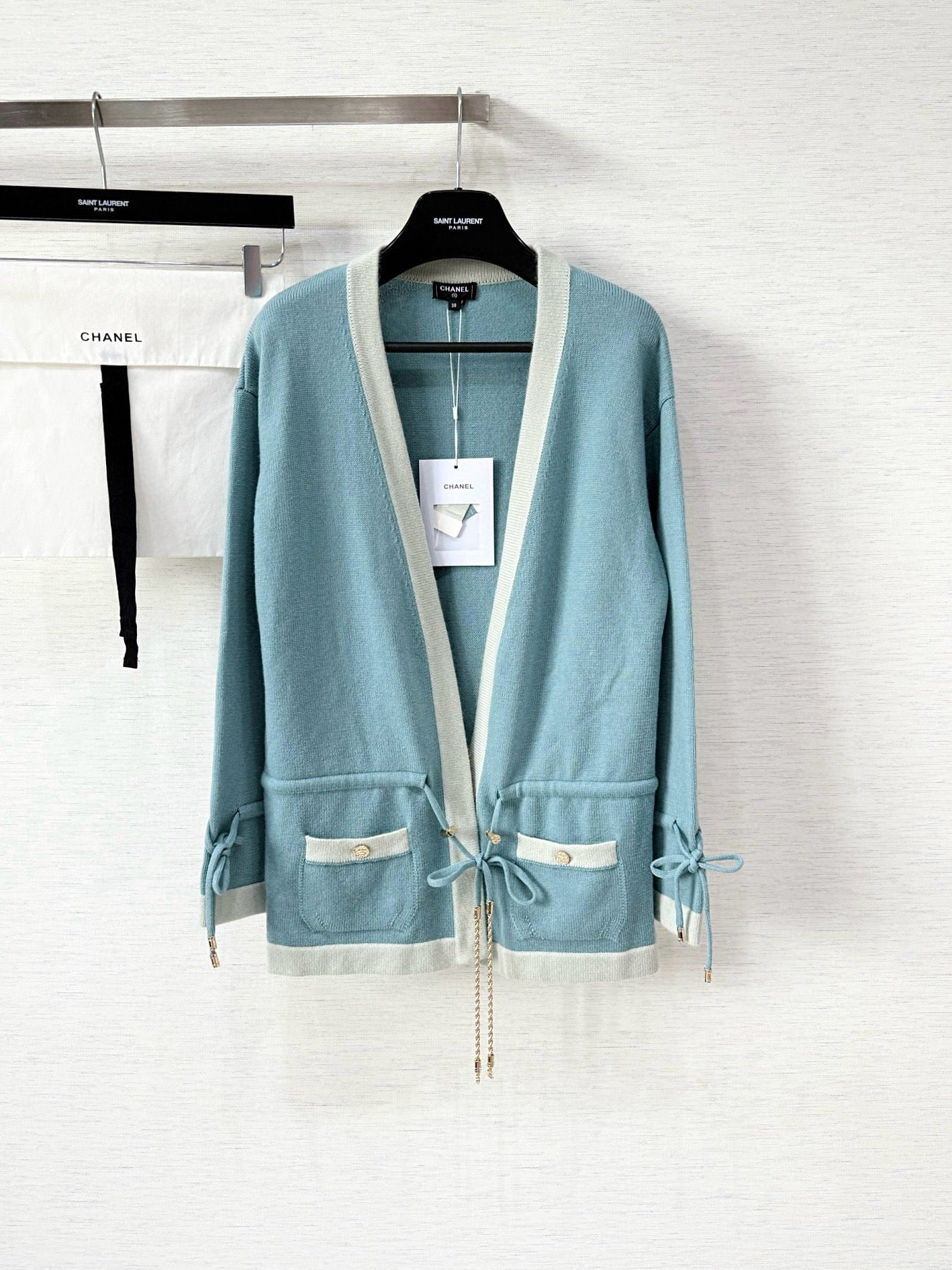 Pure wool cardigan with custom color and dyeing, contrasting color splicing, drawstring