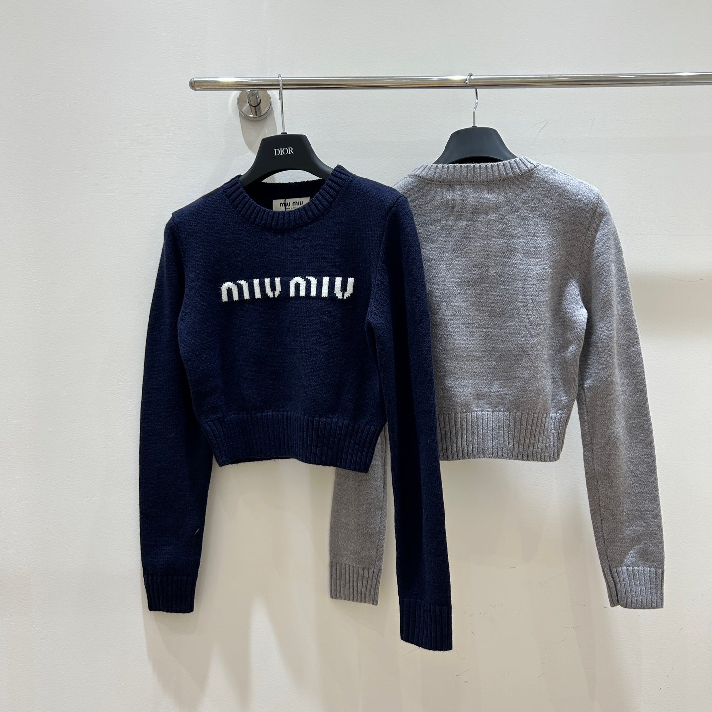 25fw Short crop top sweater with exposed navel