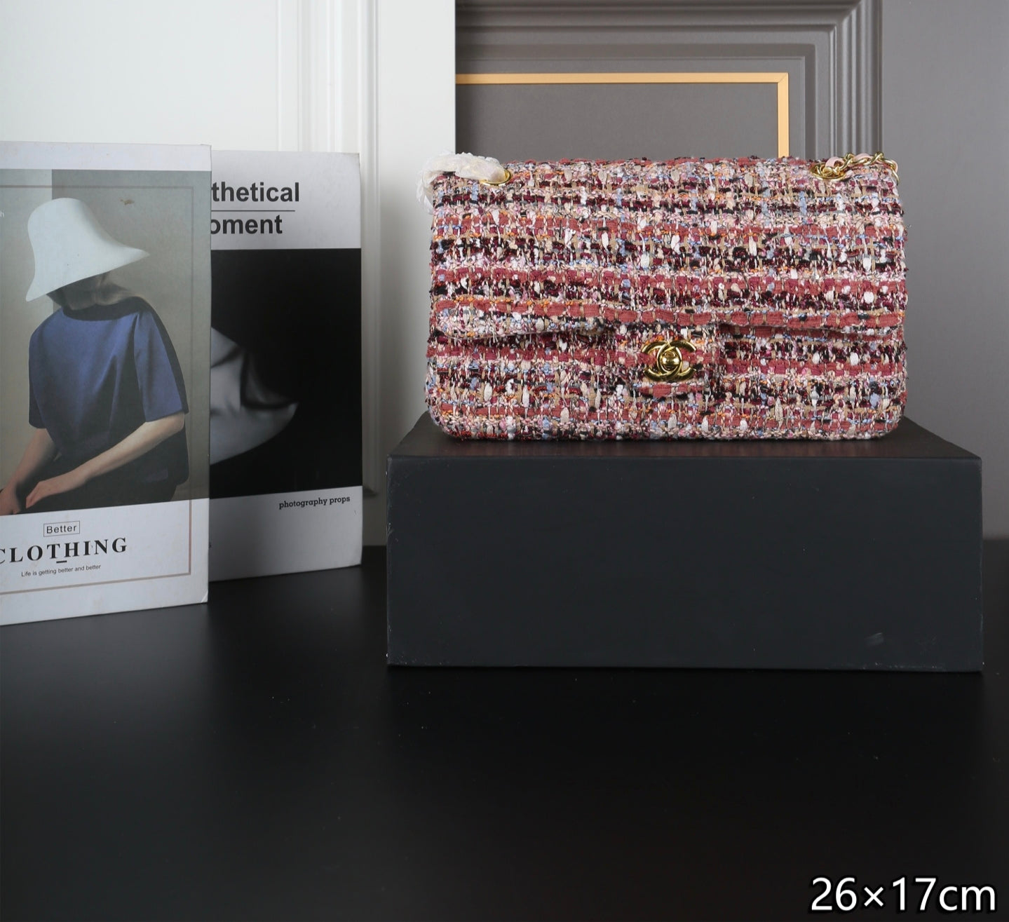 New pink tweed chain shoulder bag