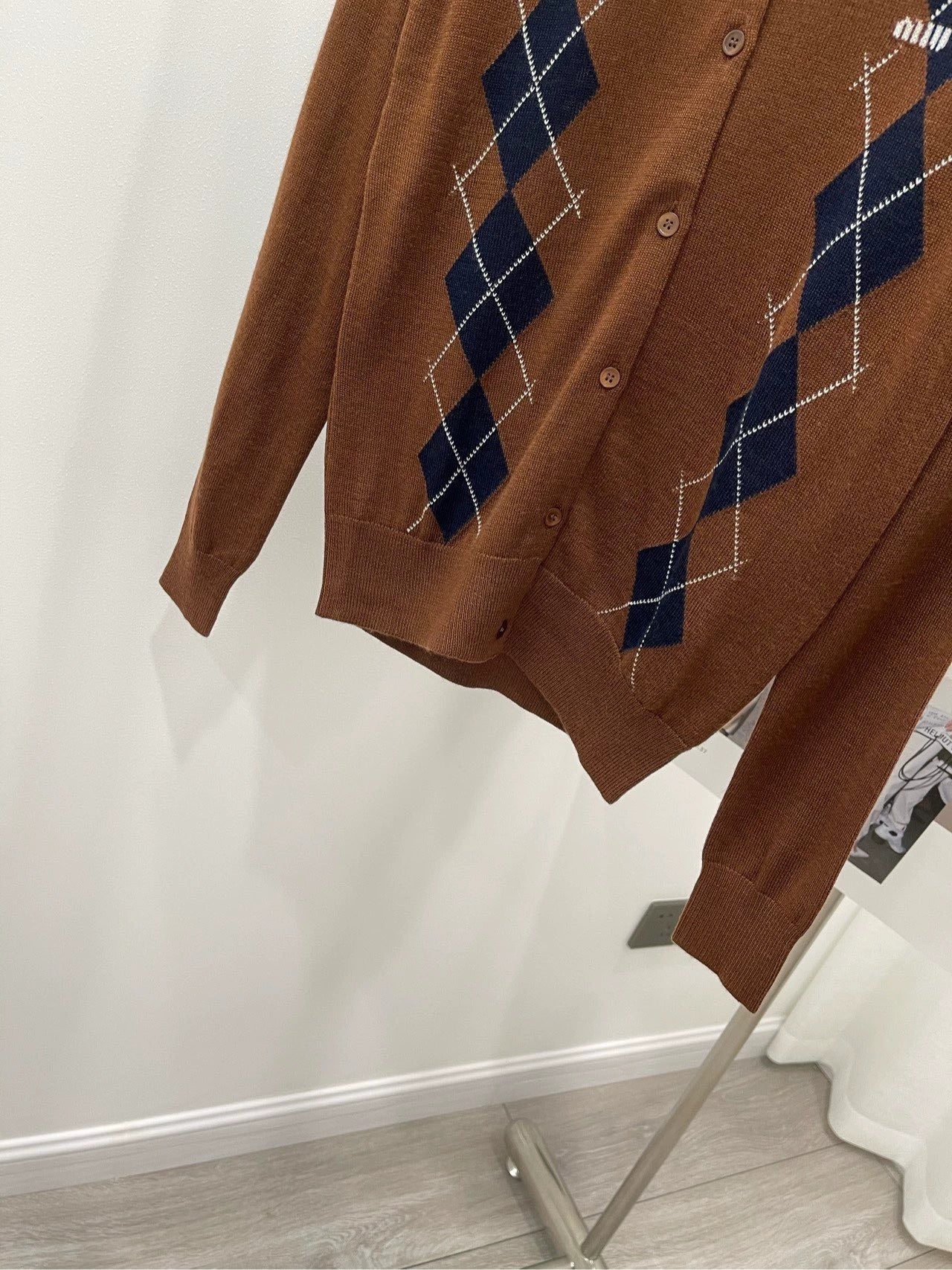 25ss coffee color diamond round neck long sleeve cardigan