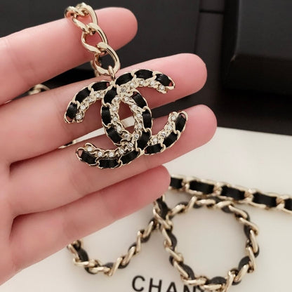 Elegant Pearl Chain Belt