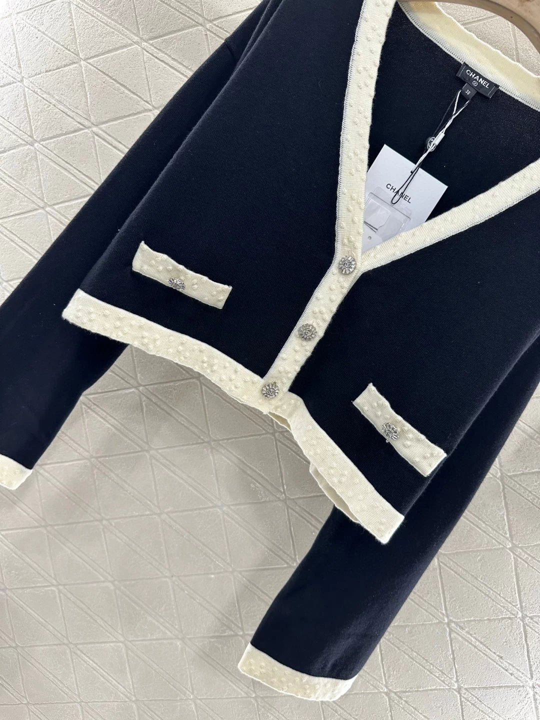 V-neck short knit sweater