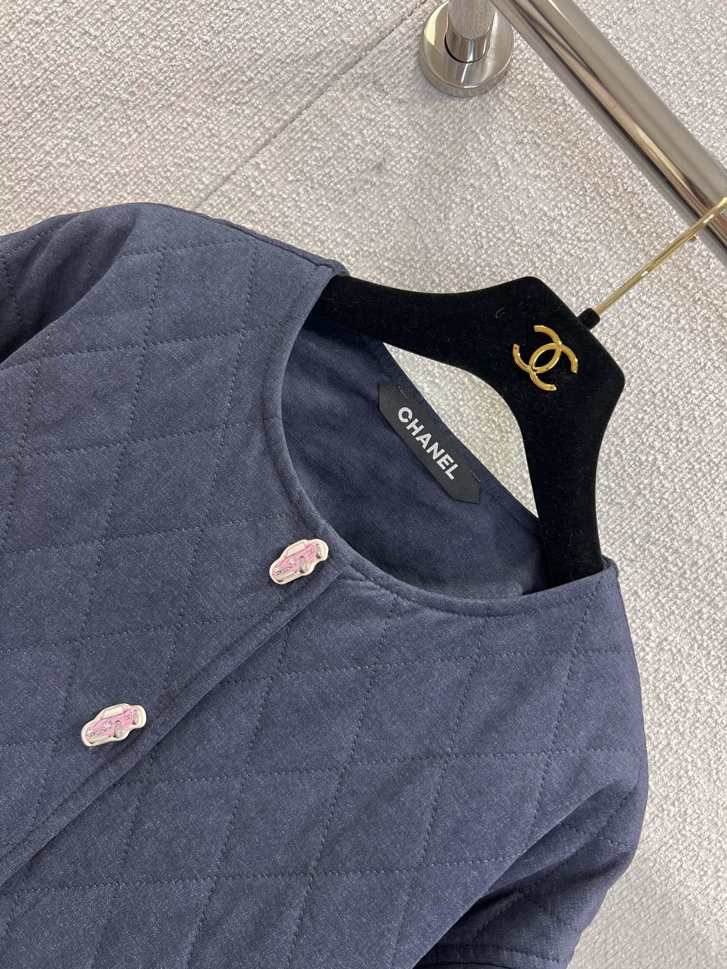 Diamond-patterned cropped denim jacket