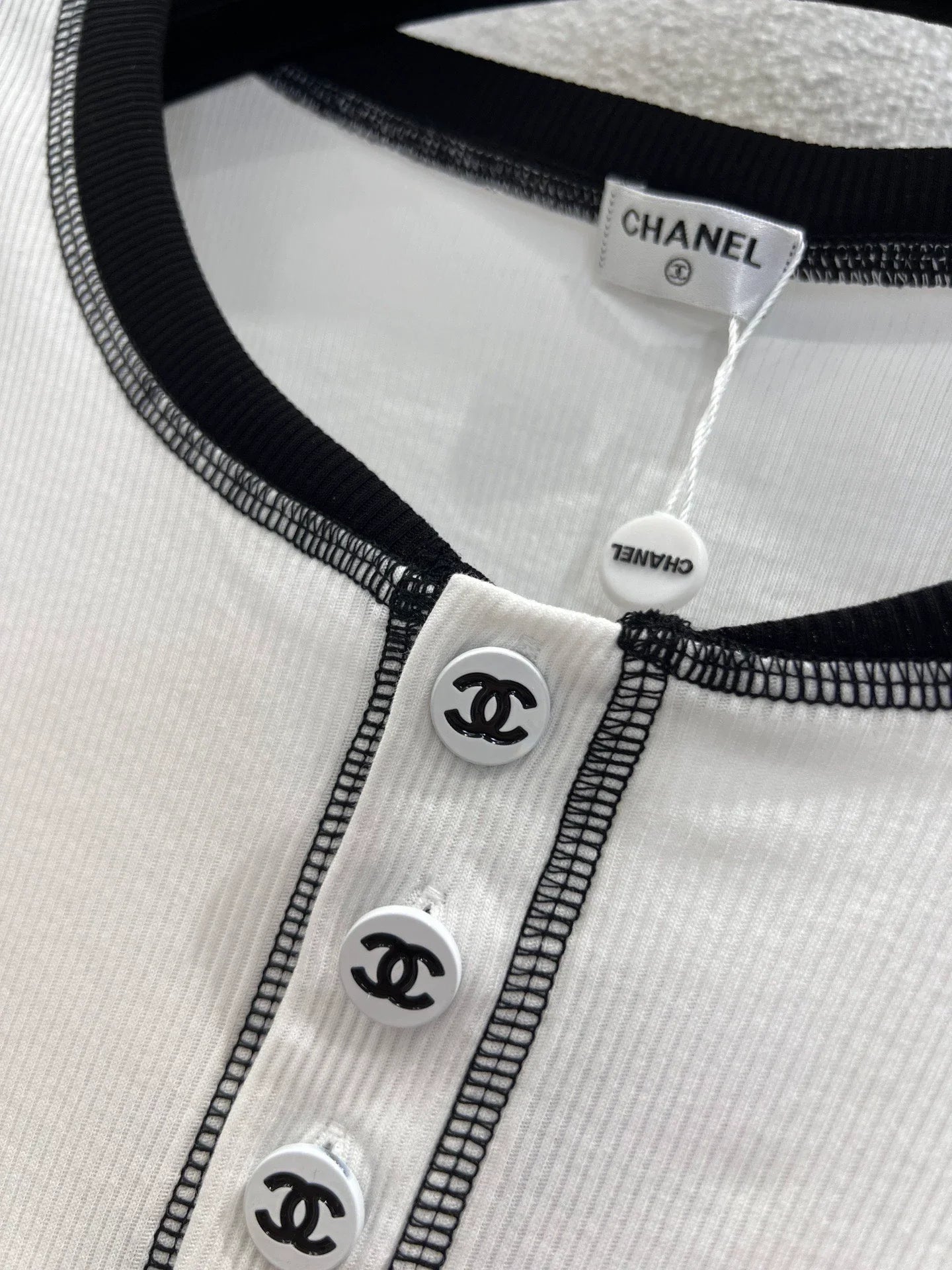 Color-blocked long-sleeved base layer top