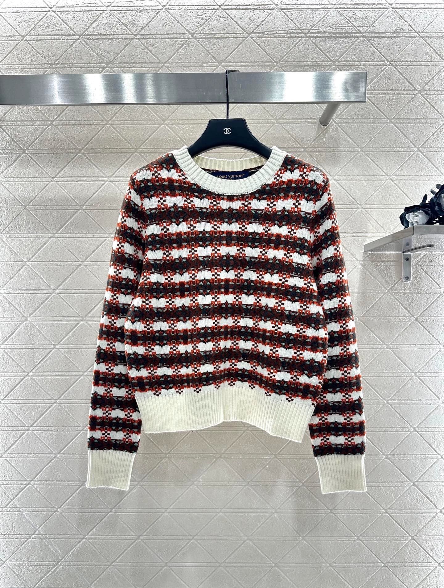 Round neck knitted pullover sweater