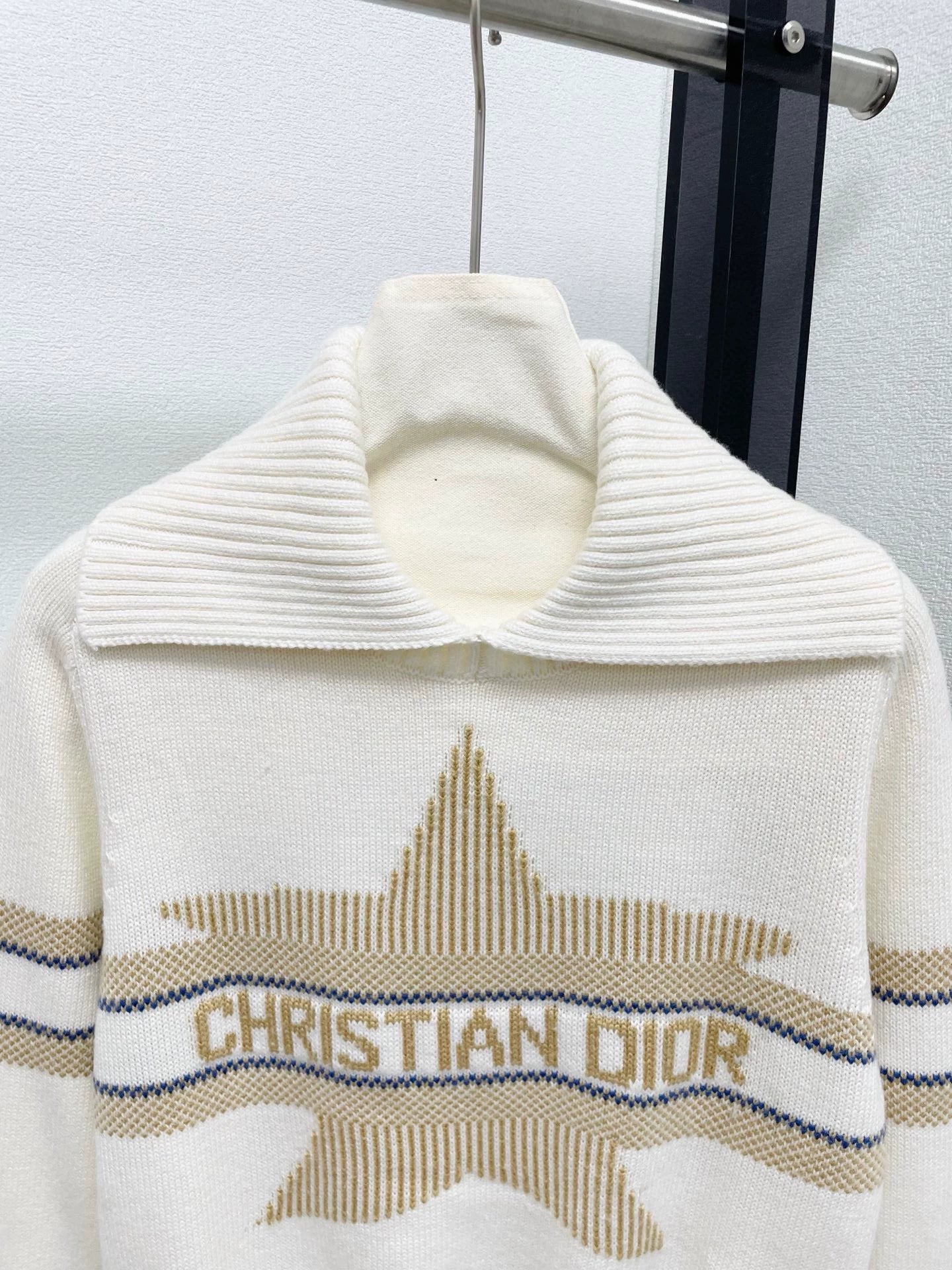 25fw Vertical contrasting navy neck sweater