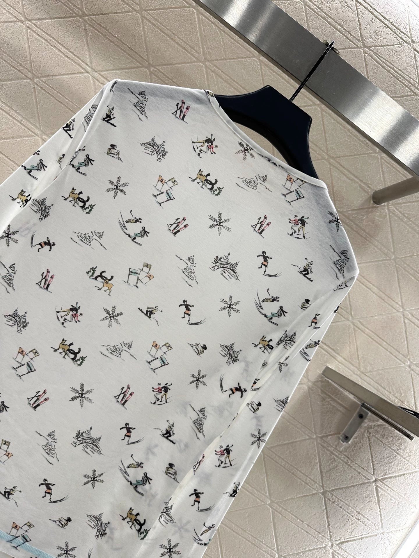 Round neck design ski print top