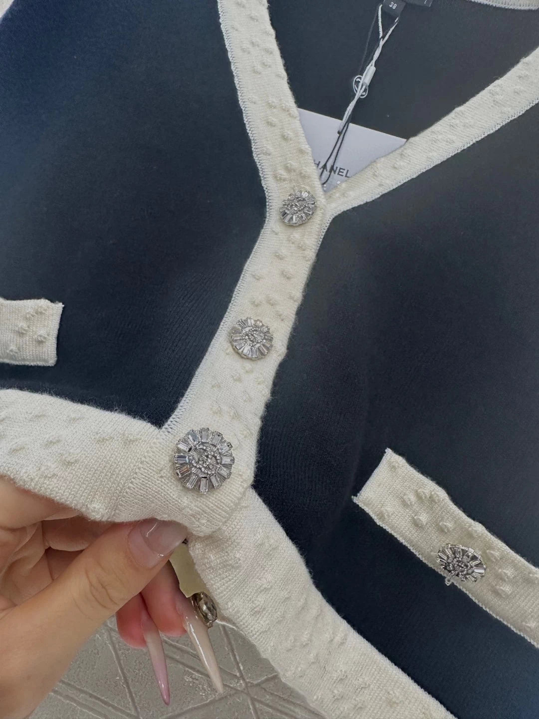 V-neck short knit sweater