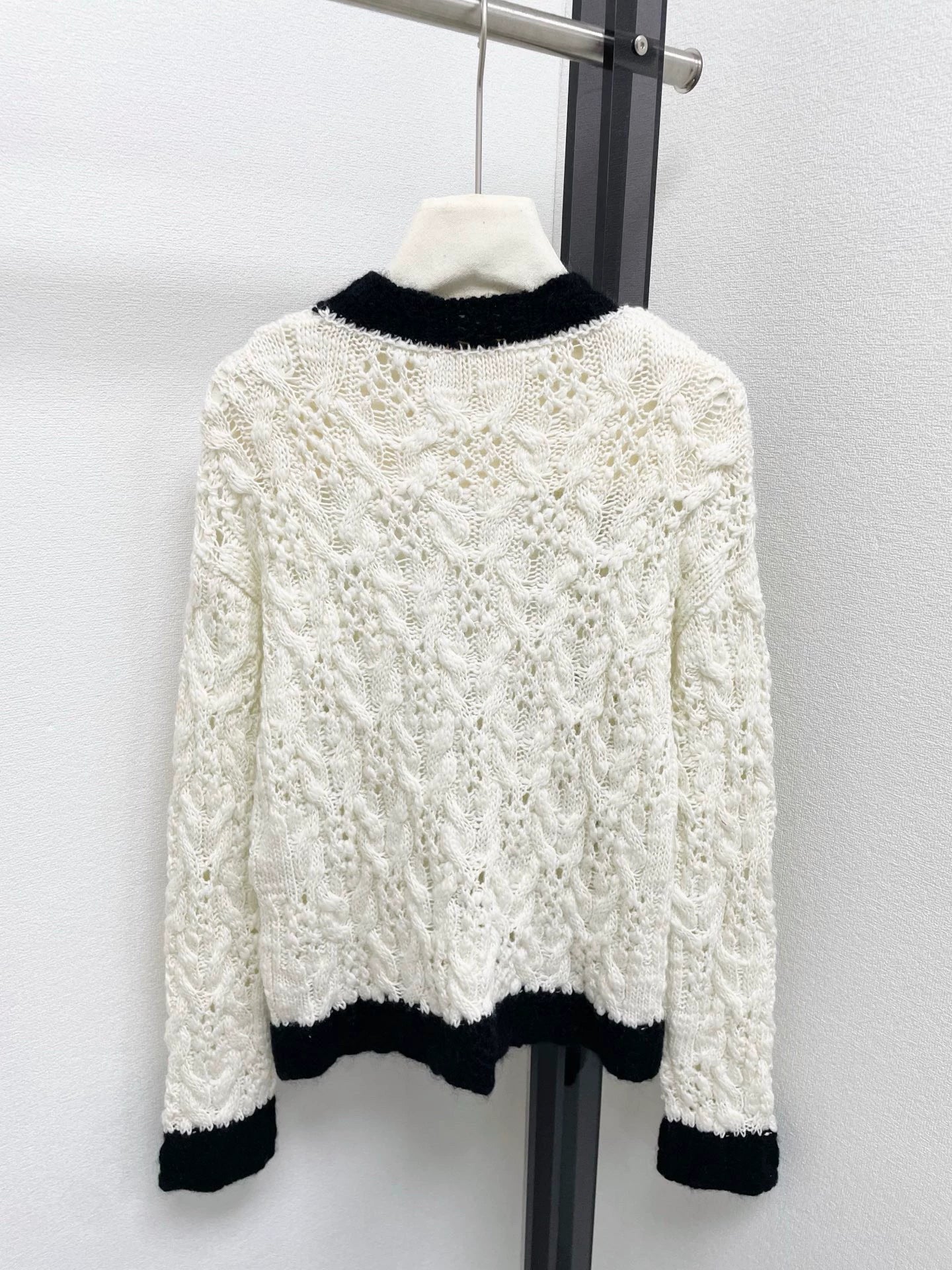 25fw Black and white color blocked hollow knitted sweater