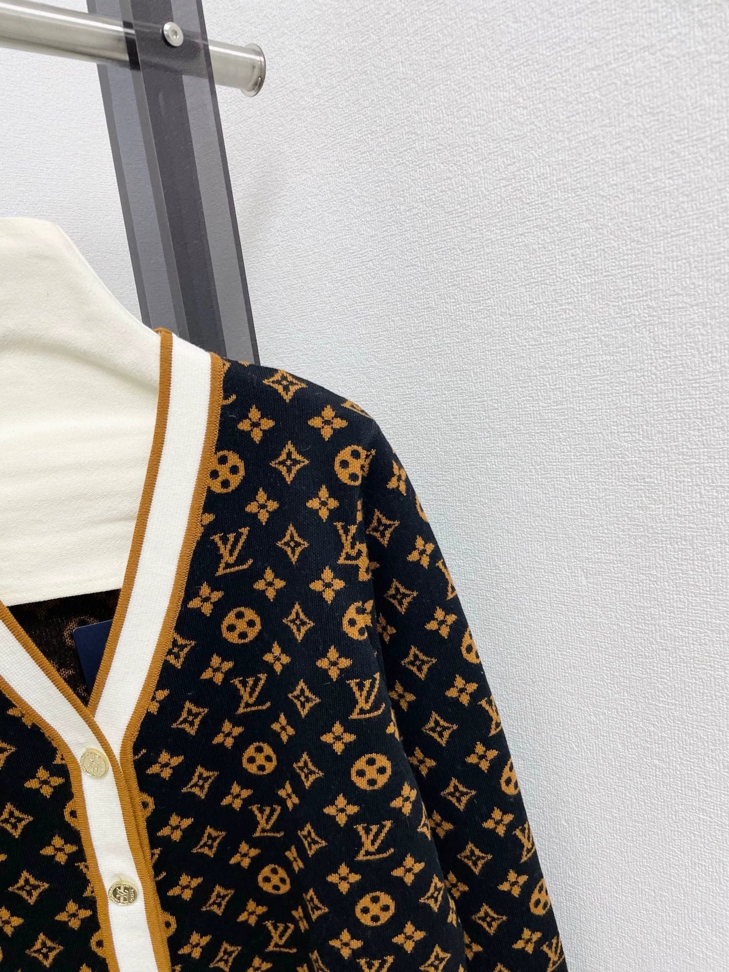 25fw Manlaohua V-neck cardigan