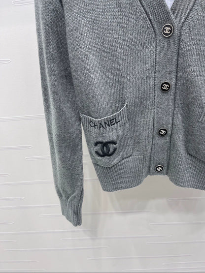 25fw V-neck long sleeved knitted cardigan