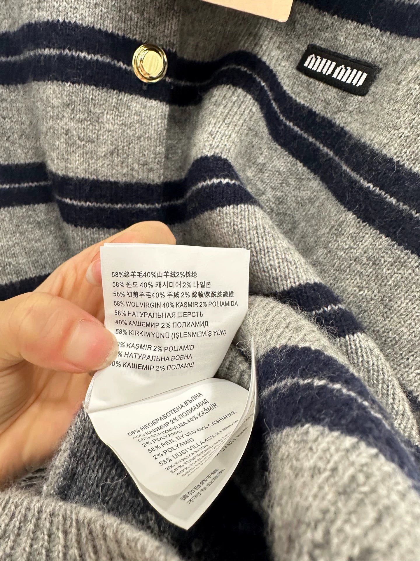 25 Striped knitted long sleeved cardigan