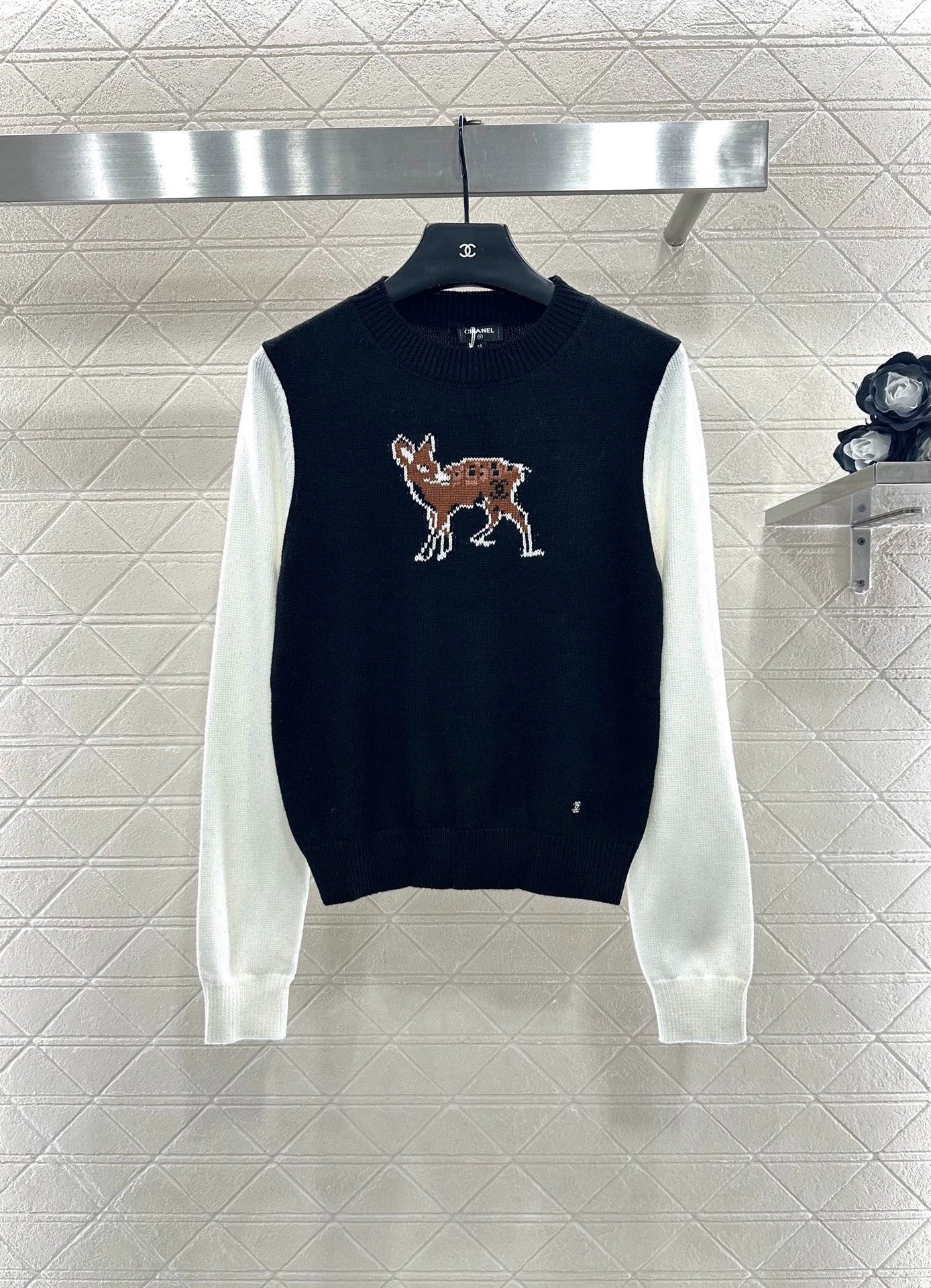 Round deer letter sweater