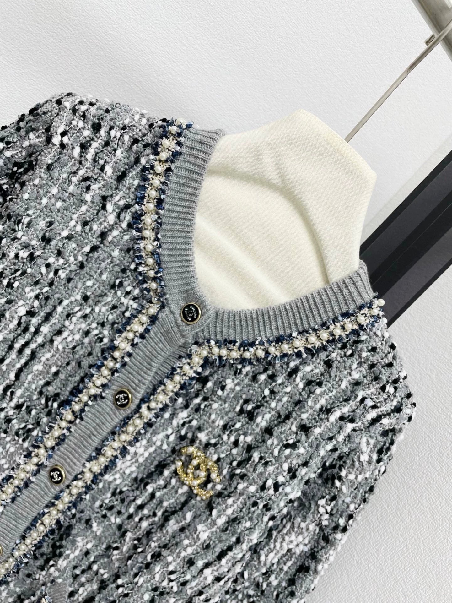 25fw Wearing a round neck cardigan with beads