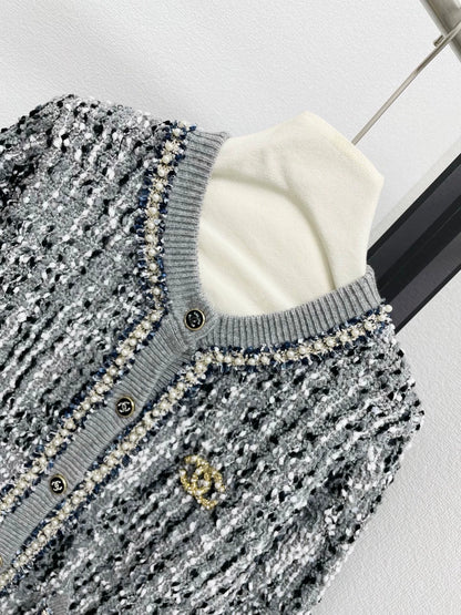 25fw Wearing a round neck cardigan with beads