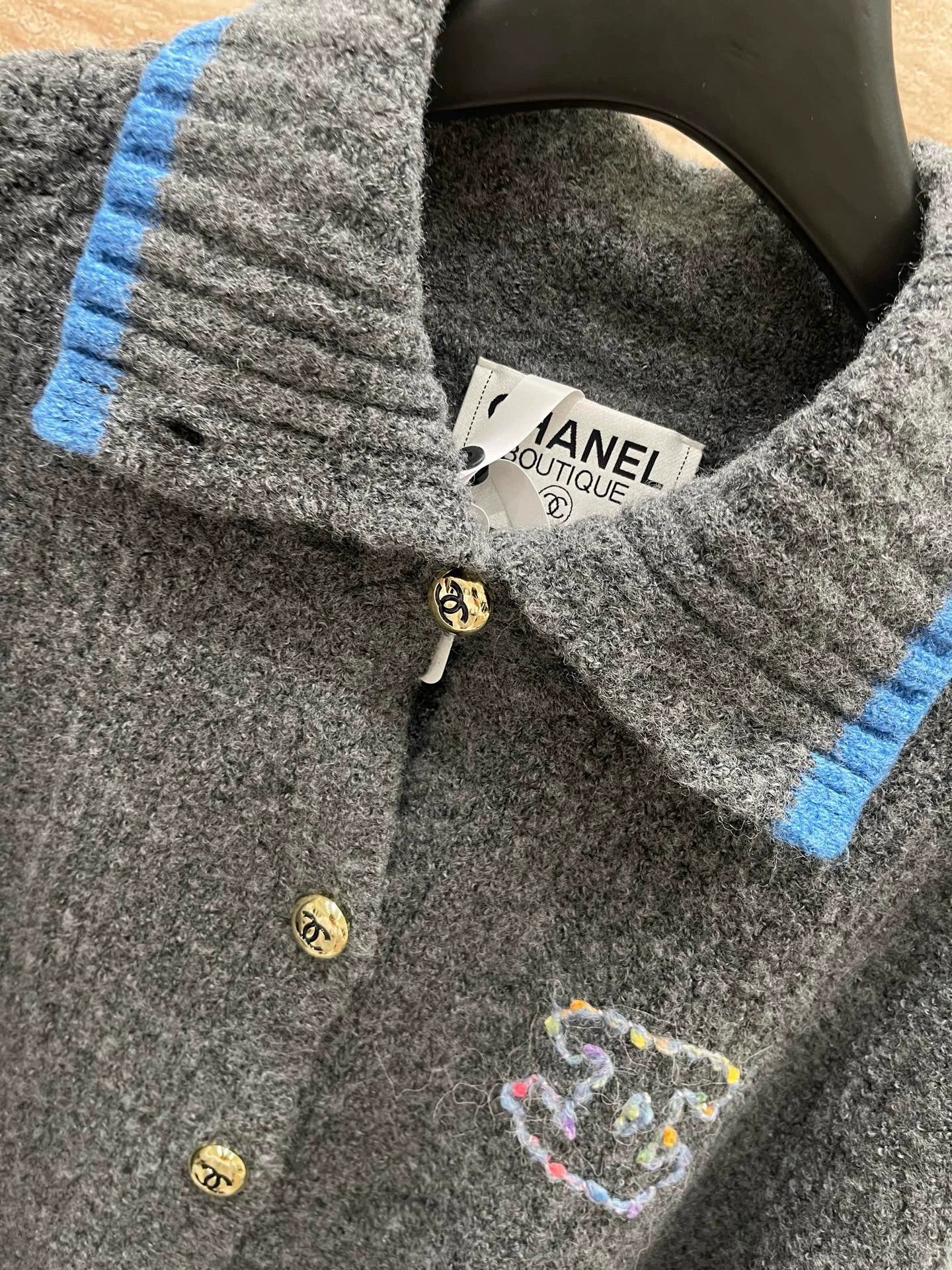 Collar contrasting sweater