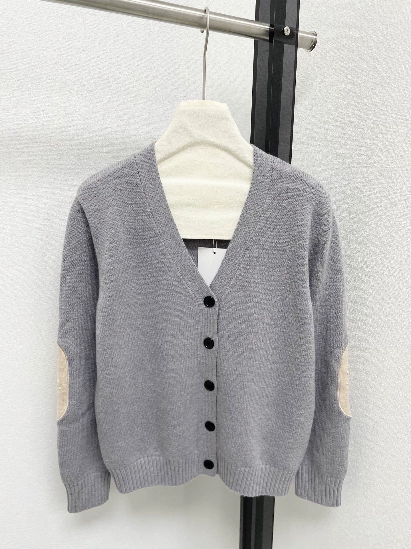 25fw V-neck knitted cardigan