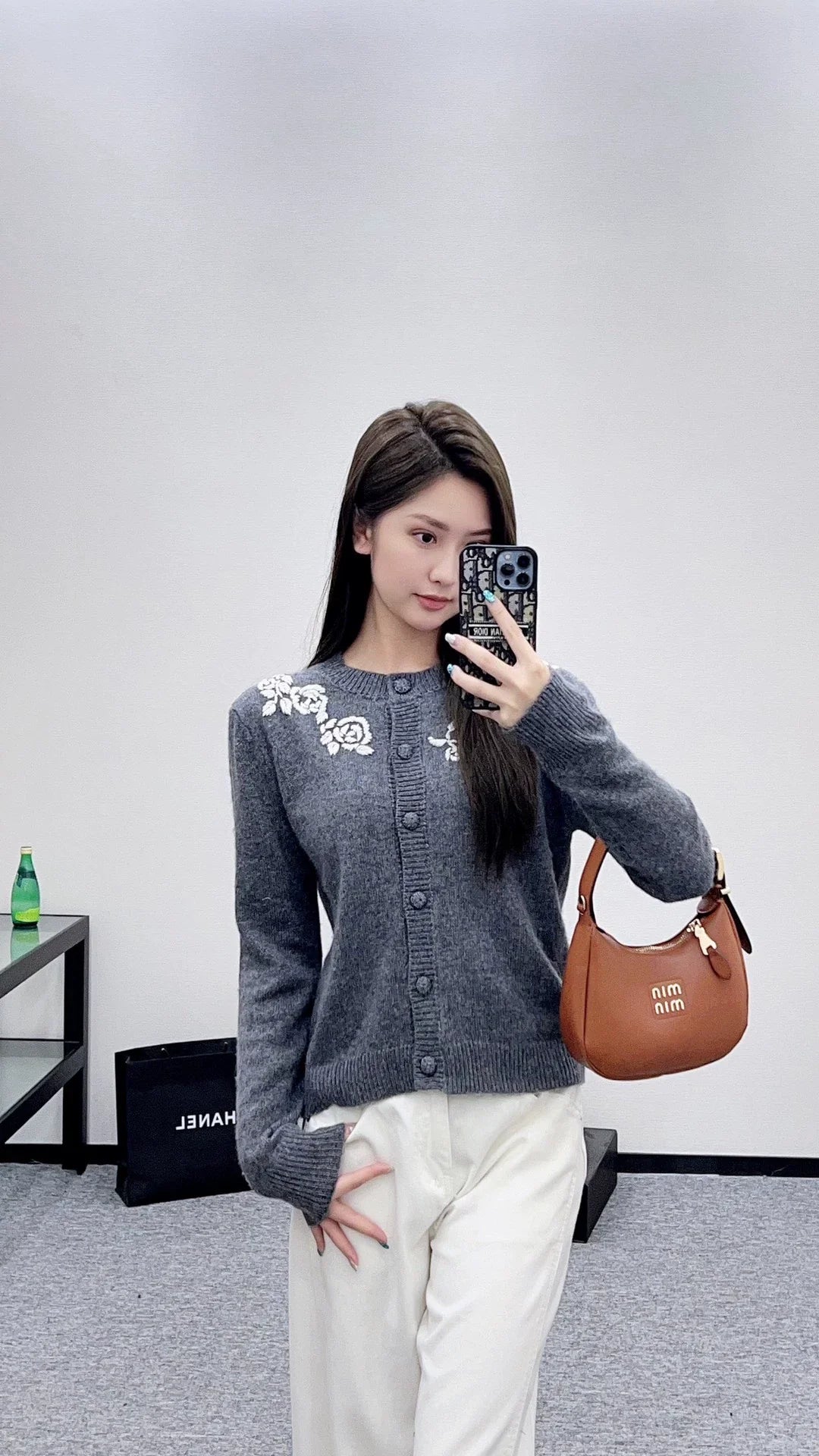 25fw Round neck embroidered cardigan