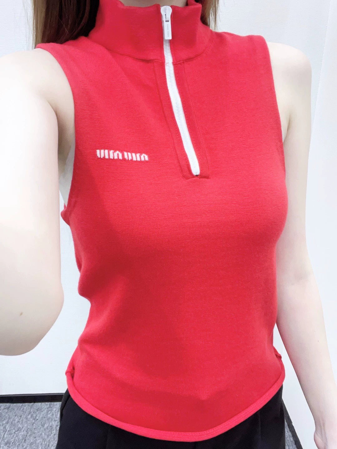 Small stand collar knitted vest