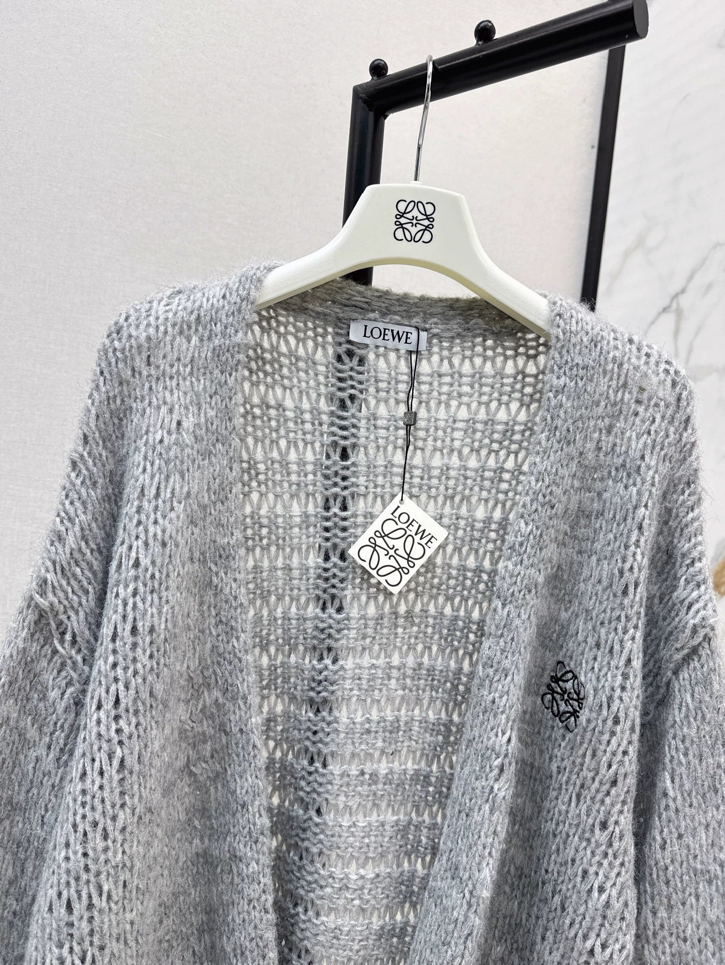 25 Embroidered decorative V-neck knitted silhouette cardigan